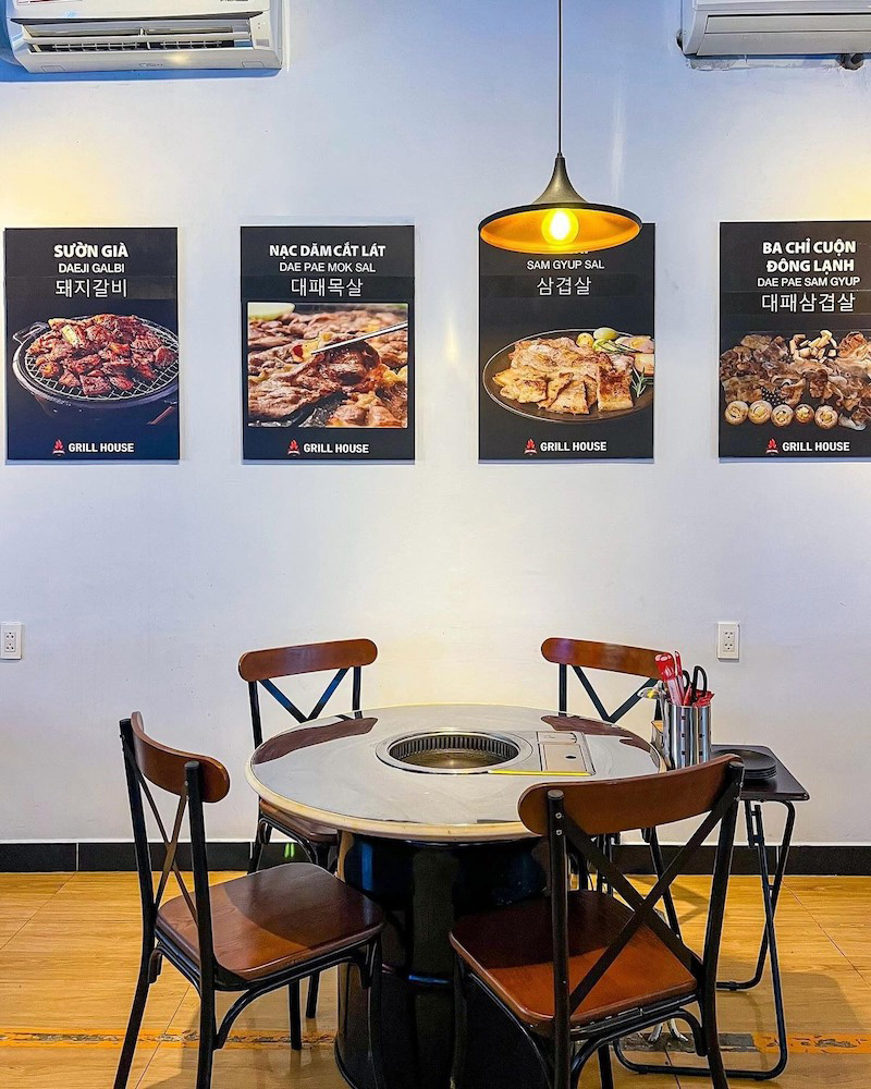 Thiết kế đơn giản, bàn ghế thùng phuy có thể di chuyển linh hoạt, tạo sự tiện lợi cho khách và thuận tiện cho nhân viên phục vụ