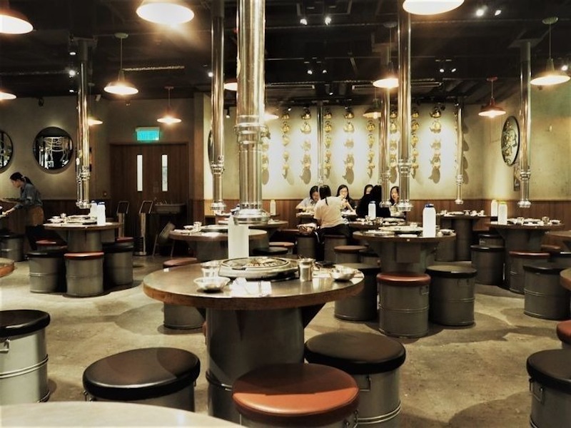 Trang trí quán bằng các chi tiết tái chế, tranh tường hoặc decal chữ tạo phong cách đường phố, thu hút giới trẻ và khách thích chụp ảnh check-in