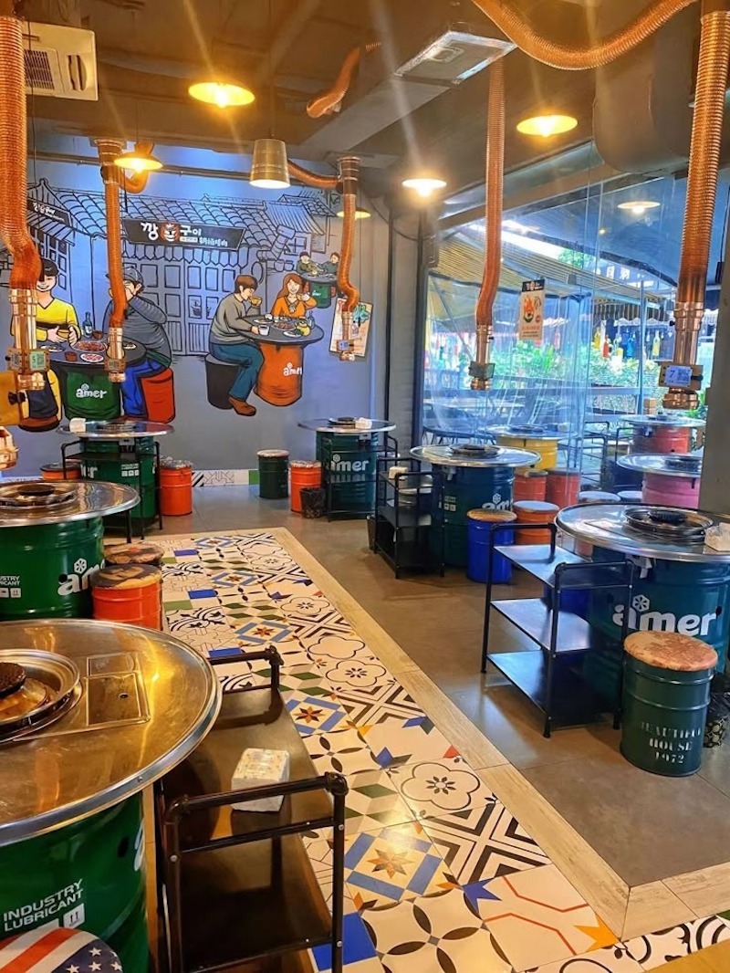 Sử dụng thùng phuy sơn màu nổi bật giúp quán trở nên bắt mắt, đồng thời tạo phong cách riêng, dễ nhớ và khác biệt với các quán bình dân khác