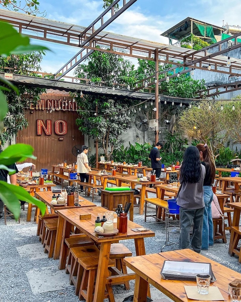 Quán lẩu nướng kết hợp Beer Garden tạo không gian thoáng đãng, rộng rãi, phù hợp nhóm bạn tụ tập nhậu lai rai cuối tuần 
