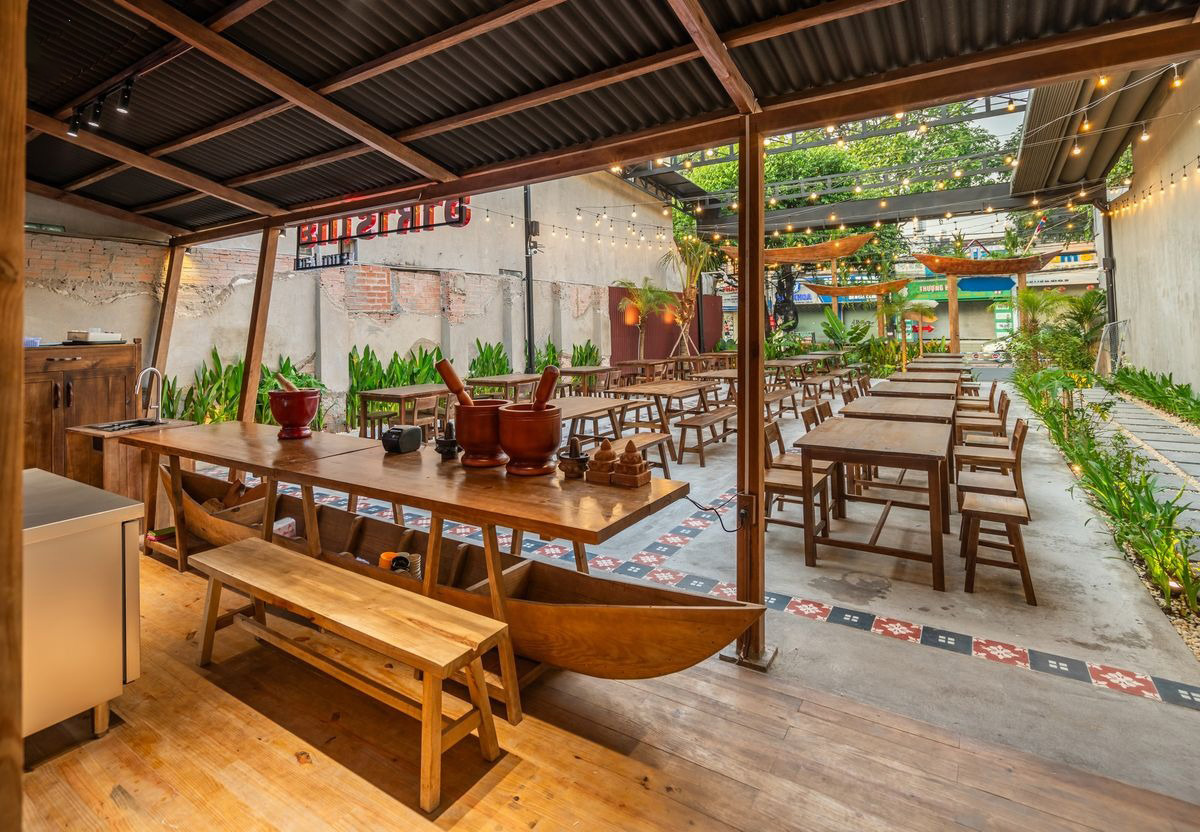 Bàn ghế ngoài trời kết hợp cây xanh mang lại cảm giác gần gũi, thư giãn, giúp khách thưởng thức lẩu nướng và bia thoải mái