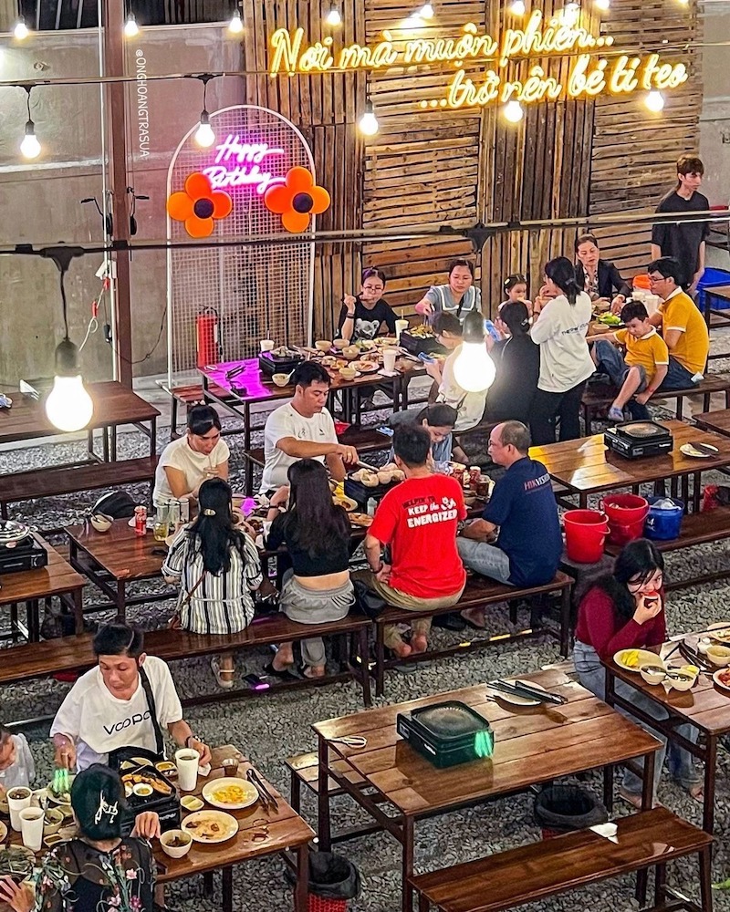 Thiết kế Beer Garden giúp quán tận dụng ánh sáng tự nhiên, giảm chi phí điện và hệ thống hút mùi phức tạp