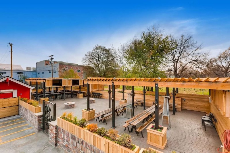 Không gian mở, thoáng mát còn nâng cao trải nghiệm khách hàng, giúp quán thu hút đông sinh viên, dân văn phòng và gia đình trẻ