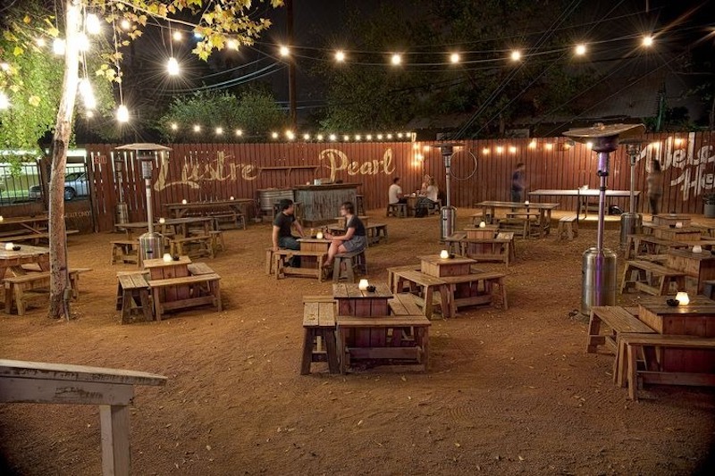 Sử dụng đèn dây LED, đèn treo và vật liệu thô mộc tạo hiệu ứng ấm áp, sôi động, phù hợp phong cách bình dân