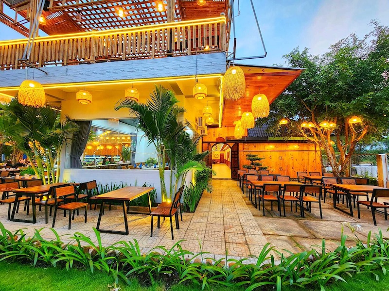 Ánh sáng và decor được thiết kế đồng bộ giữa hai tầng, tạo không gian ấm cúng, gần gũi, phù hợp nhóm khách đông và khách lẻ