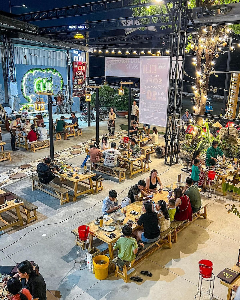 Việc thiết kế sàn và lối đi hợp lý không chỉ giúp quán an toàn hơn mà còn nâng cao hiệu quả vận hành, phù hợp với mô hình lẩu nướng bình dân