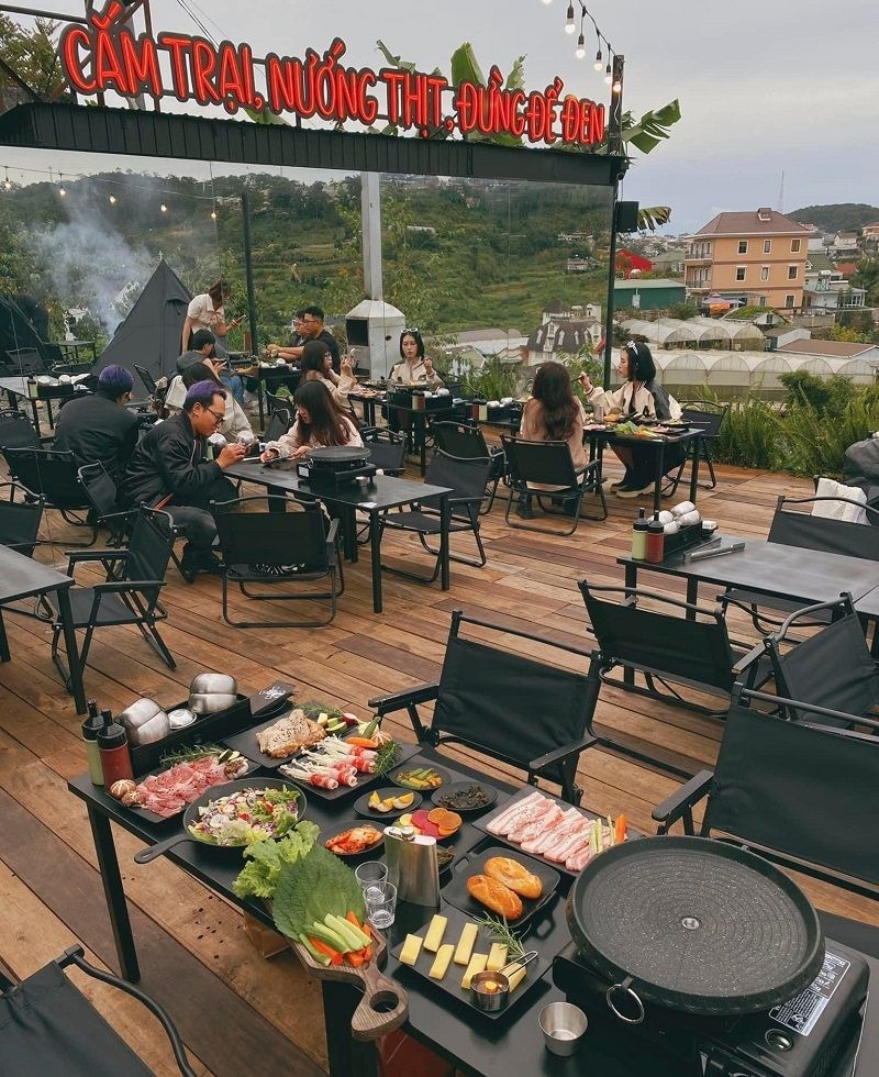 Tập trung vào các giải pháp thông thoáng, dễ vệ sinh, bền bỉ, vừa giúp quán vận hành lâu dài, vừa tạo không gian thoải mái, thu hút khách