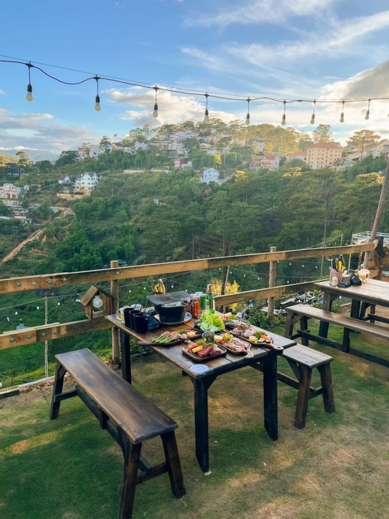 Không gian mở tạo cảm giác gần gũi, thoáng đãng, phù hợp nhóm khách đông và nâng cao trải nghiệm nhậu bình dân