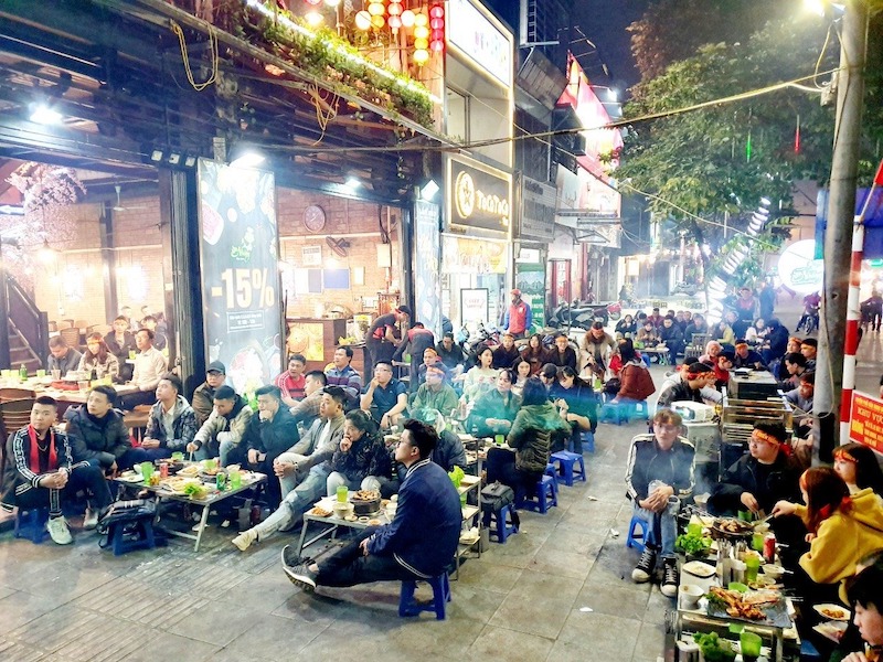 Quán nướng bình dân ưu tiên không gian mở, dùng vật liệu đơn giản và nội thất bền dễ vệ sinh để vận hành hiệu quả 