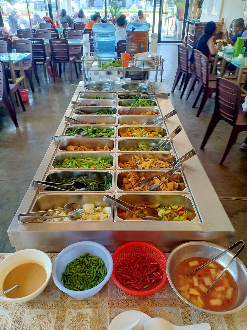 Quán lẩu nướng bình dân với quầy line đơn giản, các khay đồ ăn được sắp xếp gọn gàng, dễ chọn