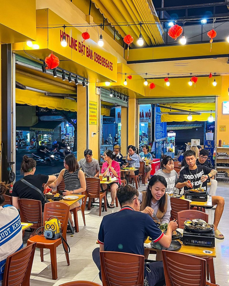 Khi thiết kế quán nướng bình dân cần xử lý khói tốt, dùng tường sàn dễ lau, bố trí bếp hợp lý và chuẩn bị điện, PCCC an toàn 