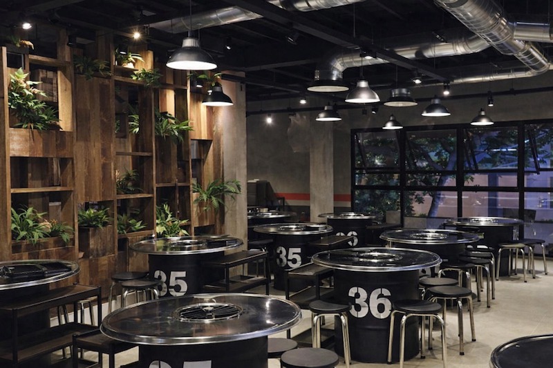 Thiết kế quán nướng thùng phuy kết hợp vật liệu kim loại – gỗ – cây xanh, tạo không gian gần gũi