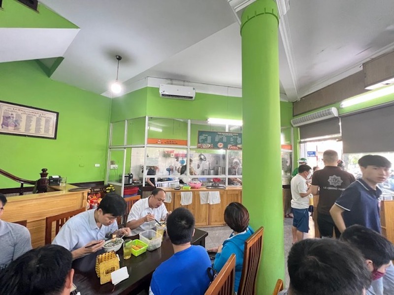 Sự đồng bộ về nhận diện thương hiệu qua sắc xanh chủ đạo, kết hợp với không gian mở sáng sủa tạo nên một trải nghiệm ẩm thực phở đô thị hiện đại, chuyên nghiệp và sạch sẽ 