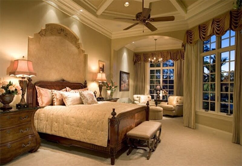 Phòng ngủ với gam màu ấm, nội thất gỗ tự nhiên và ánh sáng dịu, tạo nên không gian nghỉ ngơi thư thái, riêng tư và đậm chất nghỉ dưỡng