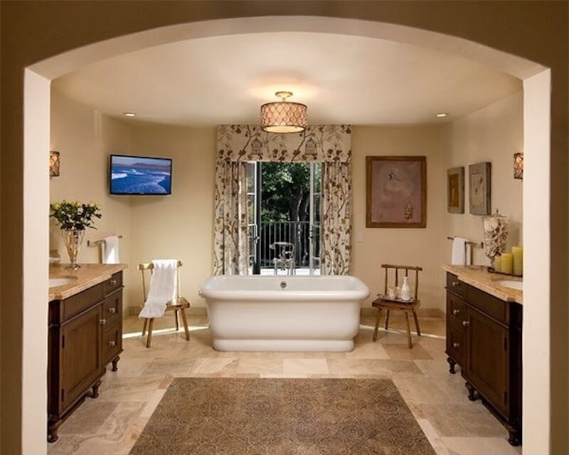 Không gian phòng tắm được xử lý mở với vòm cong, vật liệu ấm và ánh sáng dịu, tạo cảm giác yên tĩnh và cân bằng sau một ngày dài