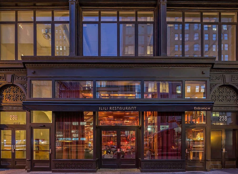 Nhà hàng 5 sao yêu cầu vị trí đắc địa, dễ tiếp cận, giao thông thuận tiện, có chỗ đỗ xe rộng rãi và lối vào sang trọng, phù hợp trải nghiệm cao cấp của khách hàng 