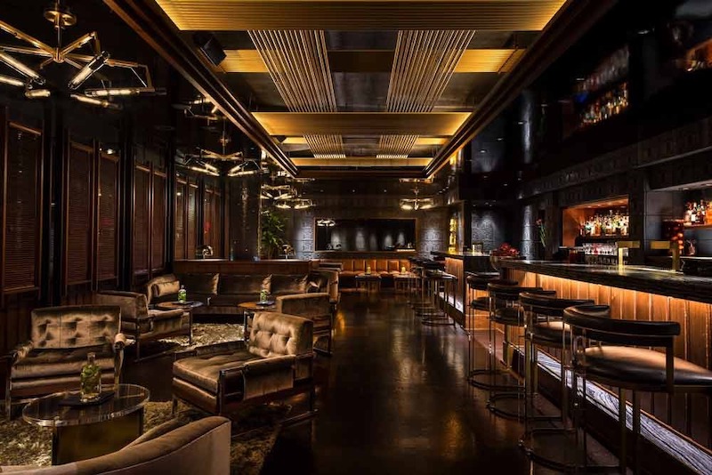 Sảnh đón tiếp & quầy bar phải rộng rãi, sang trọng, ấn tượng, trang bị quầy bar hiện đại, tủ rượu trưng bày, tạo trải nghiệm cao cấp ngay từ bước đầu