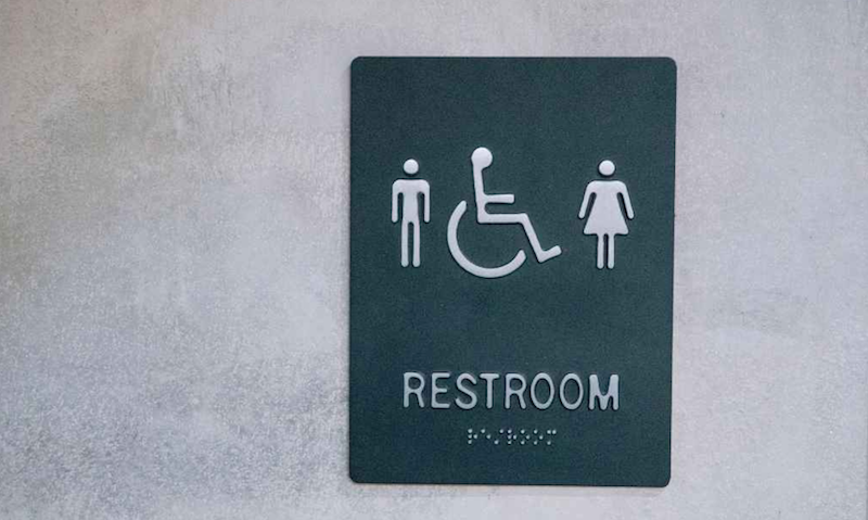 Tiếp cận cho người khuyết tật cần đảm bảo lối đi, thang máy, khu vệ sinh thuận tiện, giúp mọi khách hàng đều di chuyển và sử dụng dịch vụ dễ dàng, an toàn