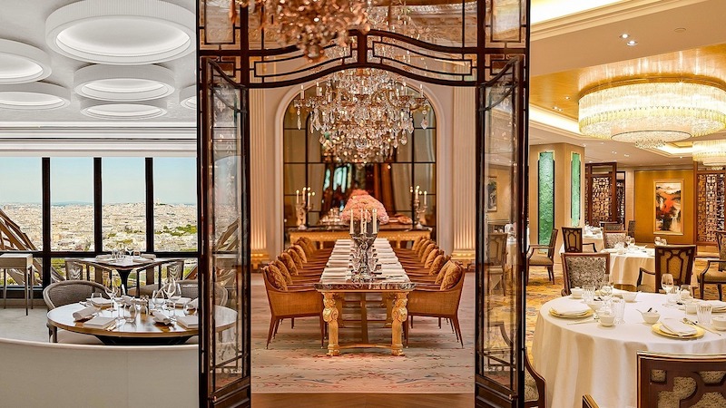 Nội thất và trang thiết bị nhà hàng 5 sao phải đồng bộ, cao cấp, tiện nghi, sử dụng vật liệu sang trọng, thiết kế tinh tế và đảm bảo trải nghiệm thoải mái, đẳng cấp cho khách hàng 