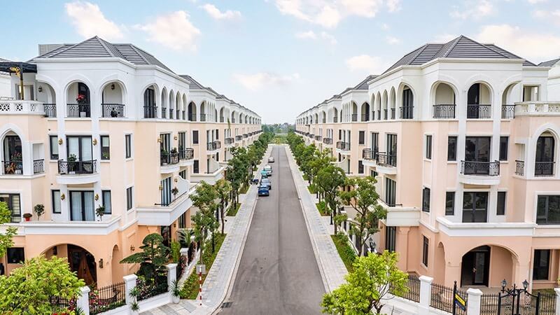 Không gian kiến trúc Ý thanh lịch tại Tiểu khu Hải Âu, nổi bật với sự kết hợp hài hòa giữa nét cổ điển của các ô cửa vòm và sự tiện nghi của biệt thự phố hiện đại