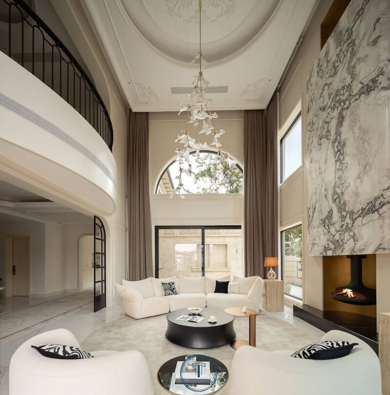 Nội thất phòng khách biệt thự thông tầng phong cách hiện đại, thanh lịch tại Tiểu khu Hải Âu với bộ sofa trung tính và không gian mở