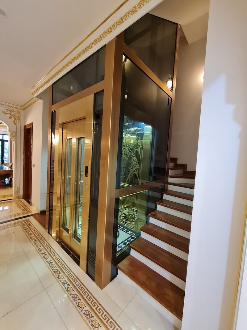 Trang bị hệ thống thang máy, tận dụng khoảng trống giữa lòng thang bộ giúp tiết kiệm không gian và không làm thay đổi cấu trúc móng nhà, biến thang máy thành một món trang sức cho ngôi biệt thự