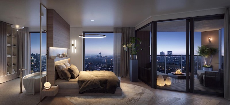 Giường bọc nỉ thấp, đèn vòng treo tinh giản, bồn tắm đặt cạnh kính, kệ decor cá nhân và đèn sàn tạo phòng ngủ penthouse mang dấu ấn riêng 