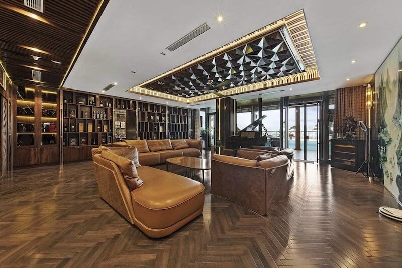 Hệ tủ rượu âm tường kéo dài kết hợp cùng bộ sofa da màu bò tạo nên vẻ đẹp quyền lực, đẳng cấp và ấm cúng cho không gian Modern Luxury 