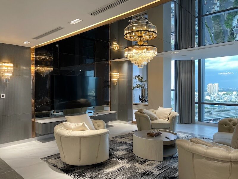 Bộ sofa nỉ cao cấp cùng đèn chùm pha lê tinh xảo mang đến vẻ đẹp lộng lẫy, khẳng định phong cách sống thượng lưu cho căn Penthouse 