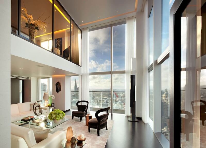 Không gian được tổ chức mở, kết hợp hệ kính lớn và nội thất may đo, giúp tôn vinh tầm nhìn Hồ Tây và đường skyline đặc trưng của khu vực 