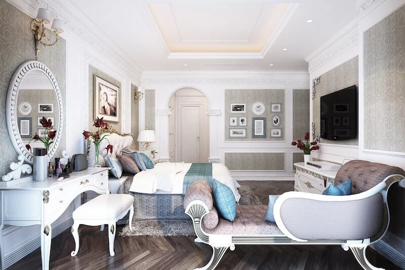 Không gian mang đậm Tân cổ điển với phào chỉ tường trần tinh xảo và giường bo cong chân cabriole, tạo cảm giác sang trọng, mềm mại, chuẩn gu quý phái