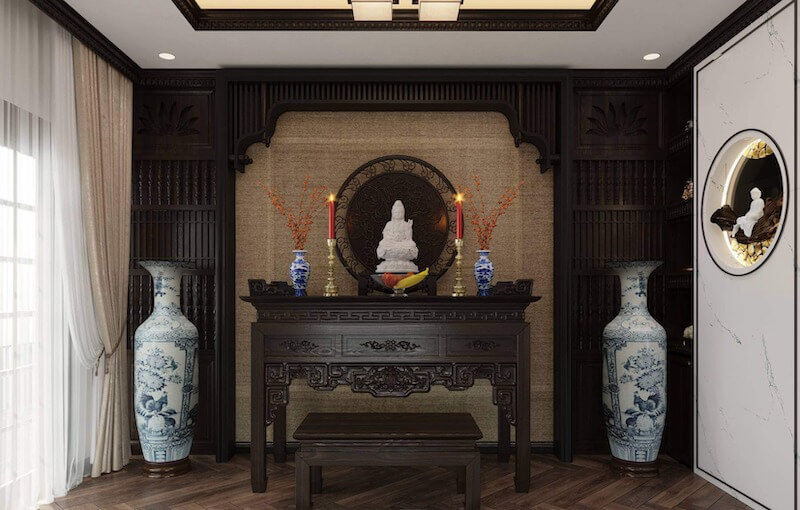 Phòng thờ bố cục đối xứng trang nghiêm, bàn thờ gỗ chạm khắc tinh xảo, bình gốm lam cổ điển, ánh sáng ấm tôn vinh cảm giác tĩnh tại, linh thiêng