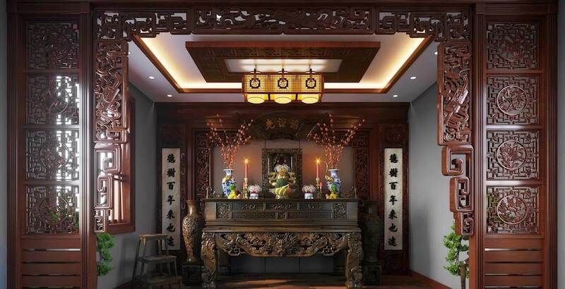 Hệ khung gỗ chạm trổ tinh xảo, bàn thờ cổ điển, ánh sáng ấm áp và bố cục đối xứng, tôn lên vẻ trang nghiêm, linh thiêng