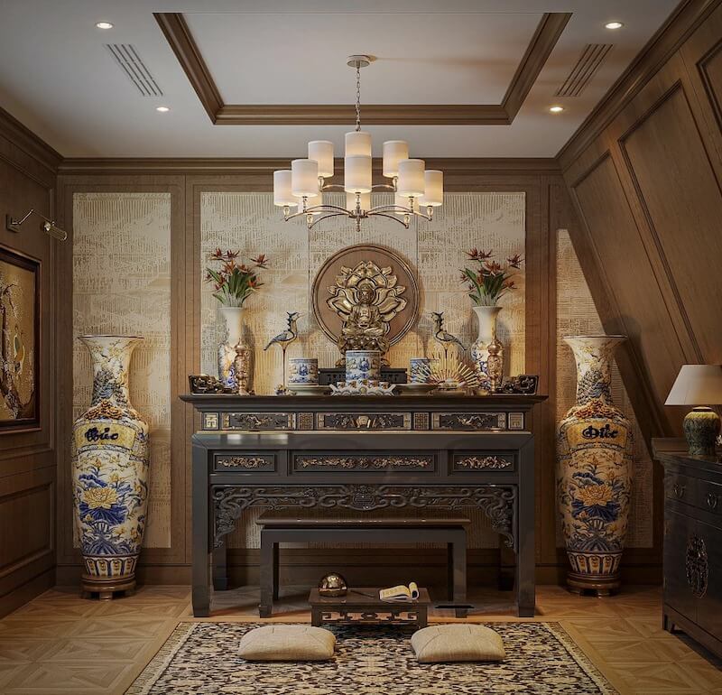 Sự bố trí cân xứng của bàn thờ gỗ chạm khắc tinh tế, cặp lục bình gốm xanh trắng nổi bật, ánh đèn vàng dịu tạo cảm giác trang nghiêm, ấm cúng