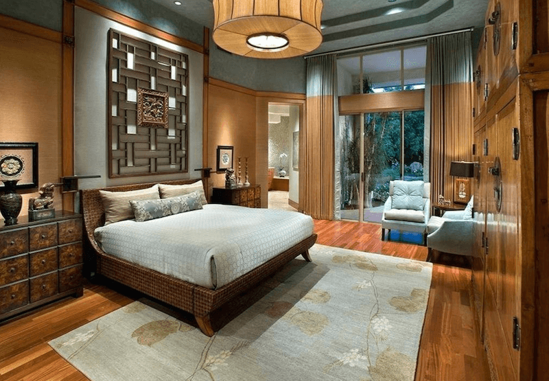 Giường gỗ thấp, ánh đèn trần dịu ấm, vật liệu tự nhiên và không gian mở ra khu vườn tạo cảm giác thư thái, tĩnh tại như resort nghỉ dưỡng