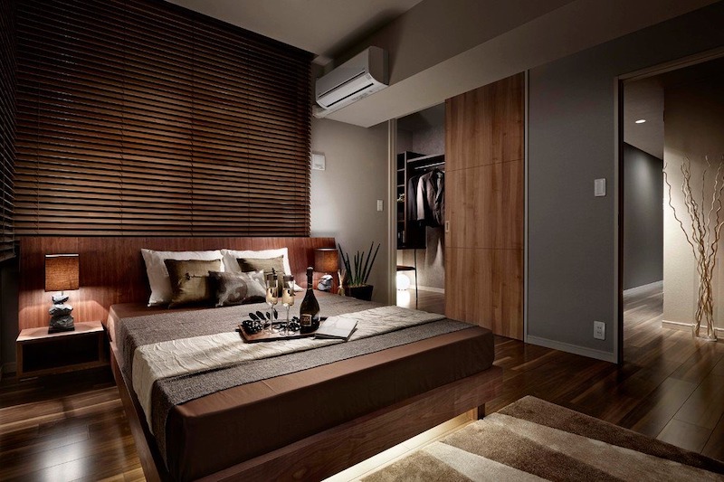 Hệ rèm gỗ ngang và sàn gỗ tối màu giúp căn phòng trở nên yên tĩnh, sâu không gian và đậm chất đương đại