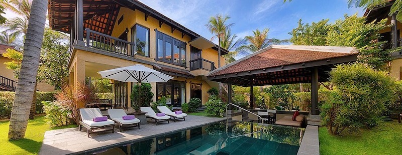 Bố cục ngoại thất gợi chất Á Đông, nơi kiến trúc mái dốc, vật liệu tự nhiên và mặt nước cùng nhau tạo nên không gian nghỉ dưỡng thư thái