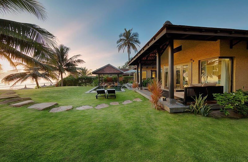 Không gian ngoài trời được tổ chức thoáng đãng, hài hòa giữa kiến trúc Á Đông, thiên nhiên ven biển và nhịp sống nghỉ dưỡng chậm rãi