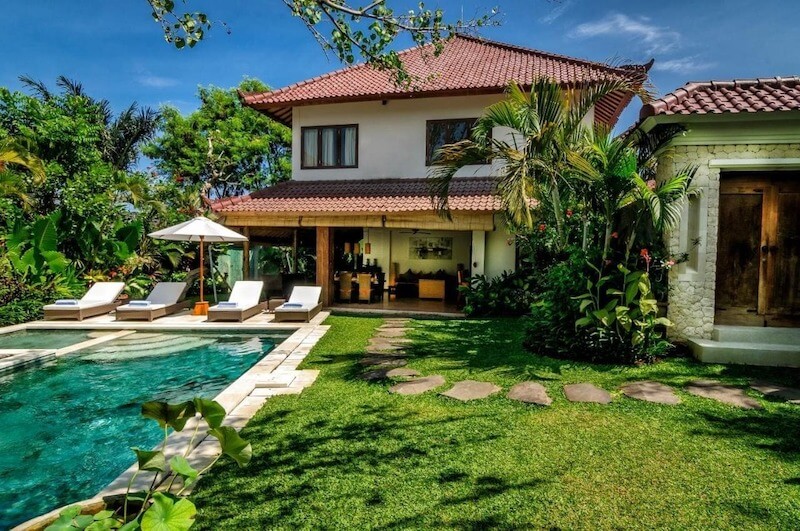 Khu villa sân vườn mở ra không gian nghỉ dưỡng xanh mát, với mái ngói truyền thống, hồ bơi liền kề và thảm thực vật nhiệt đới bao quanh