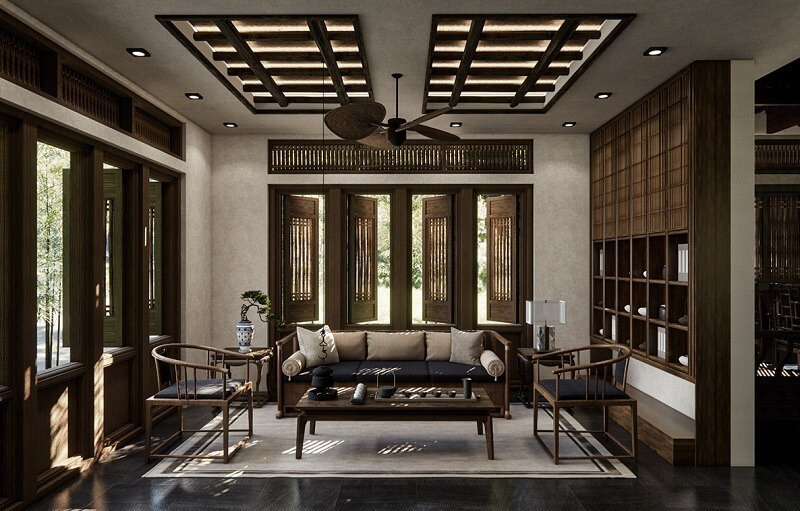 Không gian phòng khách villa Á Đông với cửa gỗ nan thoáng, trần lam truyền thống, nội thất tối giản và ánh sáng tự nhiên, mang lại cảm giác tĩnh lặng, gần gũi thiên nhiên