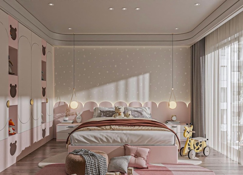 Bảng màu hồng - be dịu, tường họa tiết sao trăng, đèn thả đầu giường tạo ánh sáng ấm, nội thất bo tròn an toàn, cảm giác ngọt ngào và dễ thương