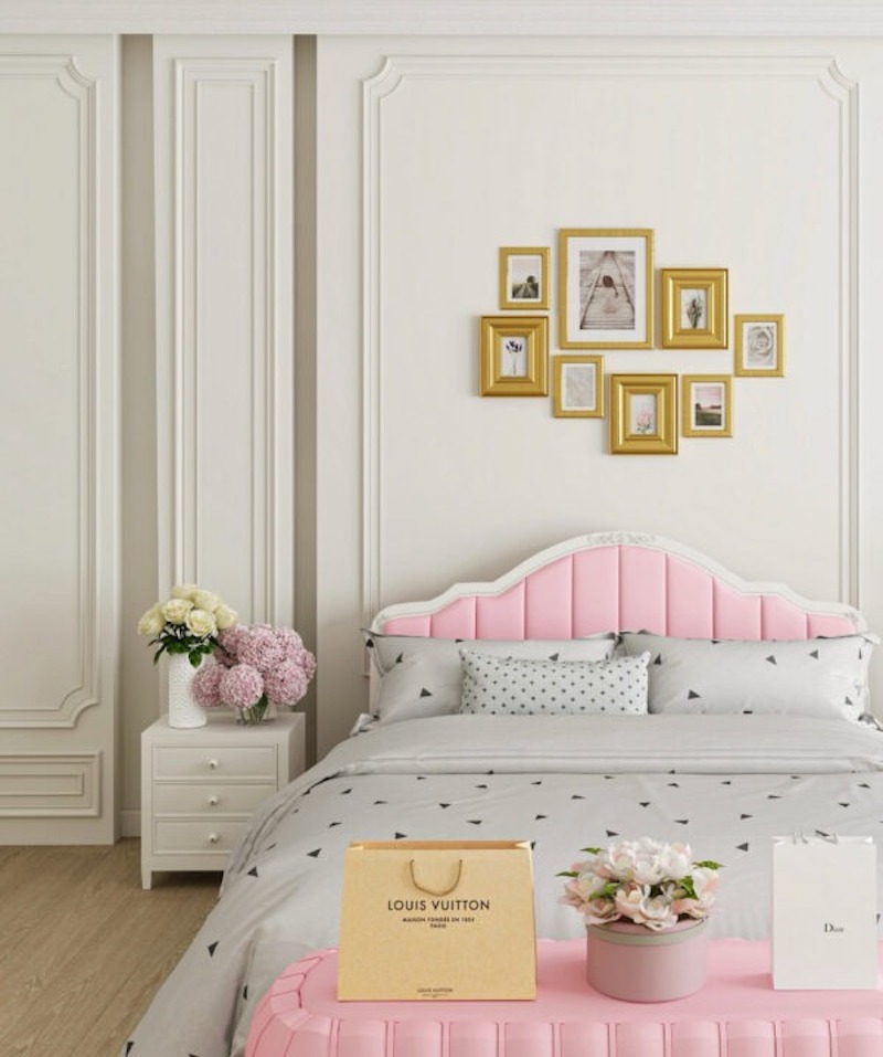 Đầu giường bọc hồng pastel, phào chỉ tường tinh tế, gallery khung ảnh mạ vàng tạo điểm nhấn nhẹ nhàng, tổng thể thanh lịch, ấm áp và rất “tiểu thư”
