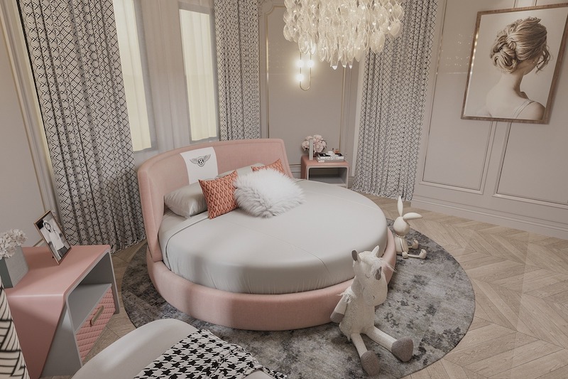 Giường tròn bọc nỉ hồng pastel, đèn chùm pha lê mềm mại, phào chỉ tường thanh thoát, tạo cảm giác ngọt ngào và sang trọng