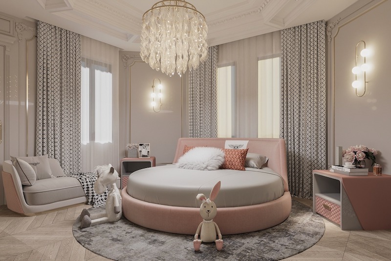 Giường tròn bọc nỉ hồng phấn kết hợp đèn chùm pha lê và phào chỉ tinh gọn, tạo cảm giác sang trọng vừa đủ, thanh lịch, phù hợp tinh thần biệt thự cao cấp
