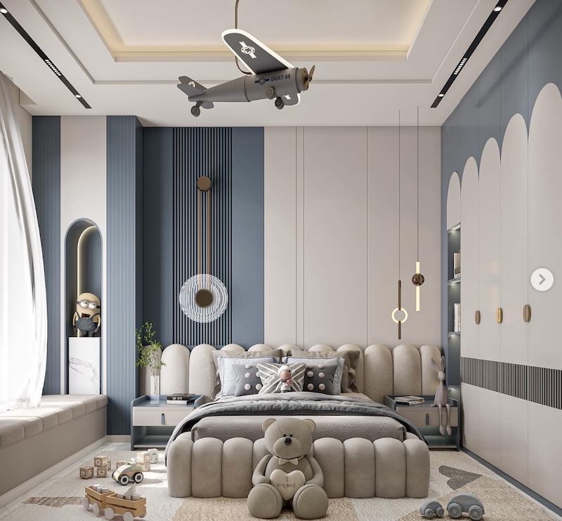 Mảng tường phào chỉ kết hợp nan dọc tạo chiều sâu, hệ tủ bo vòm liền mạch và ánh sáng treo thả giúp căn phòng vừa gọn gàng, vừa sinh động đúng tinh thần bé trai