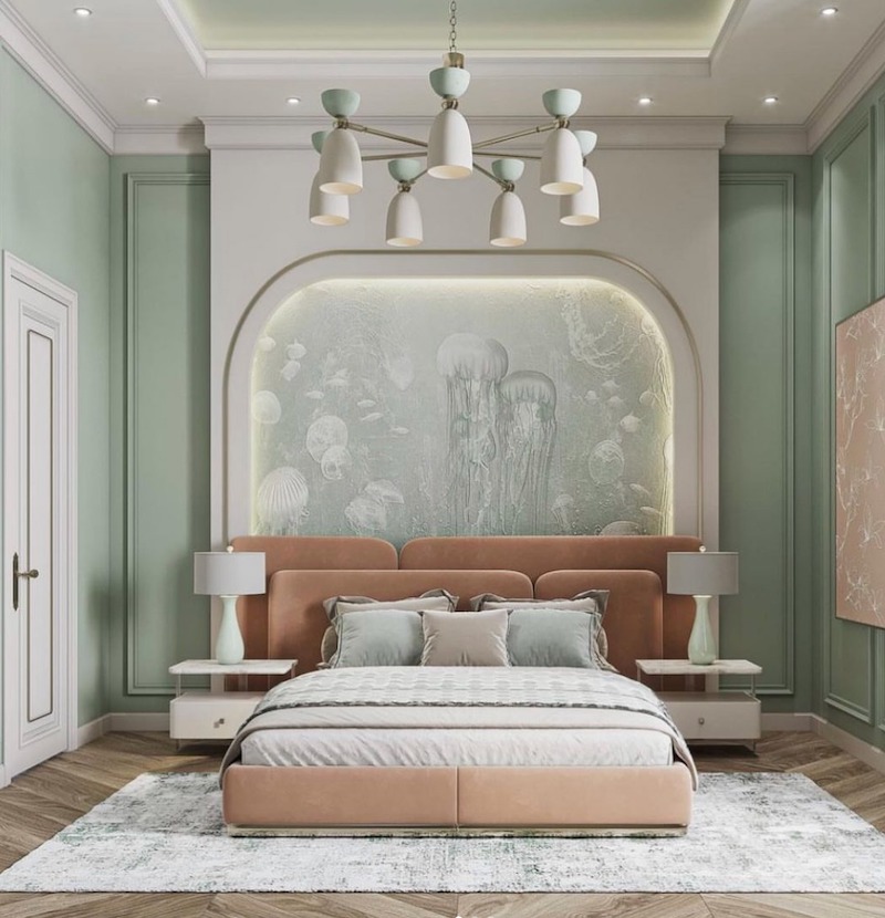 Bảng màu xanh sage - be êm dịu, phào chỉ cân đối và đèn trang trí mềm mại, tạo không gian ngủ sang trọng nhưng vẫn nhẹ nhàng, an toàn