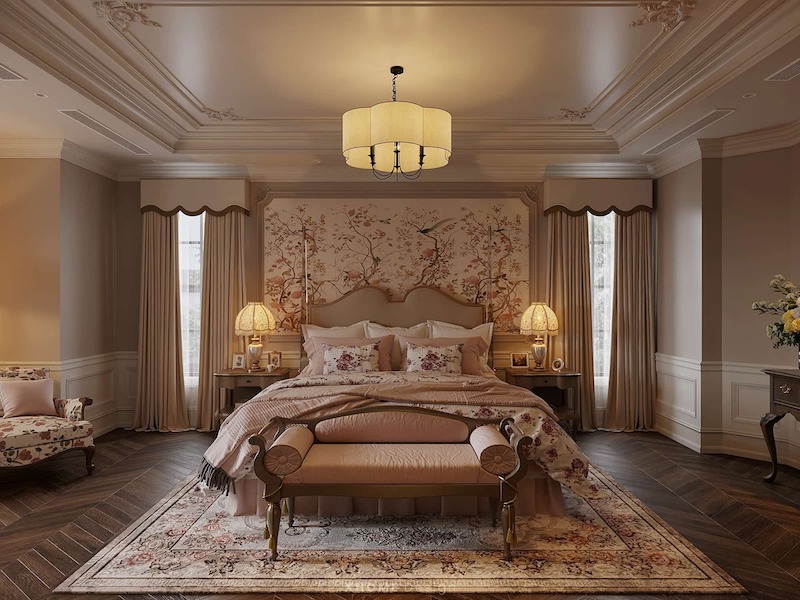 Bố cục cân đối, phào chỉ tinh xảo, giấy dán hoa cổ điển và ánh sáng vàng dịu tạo nên vẻ sang trọng, ấm áp, rất phù hợp phòng ngủ vợ chồng