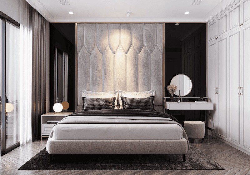 Bố cục nội thất gọn gàng với giường bọc nệm trung tâm, tab đầu giường đối xứng, bàn trang điểm treo tinh tế, vật liệu nỉ - gỗ sáng tạo cảm giác sang trọng