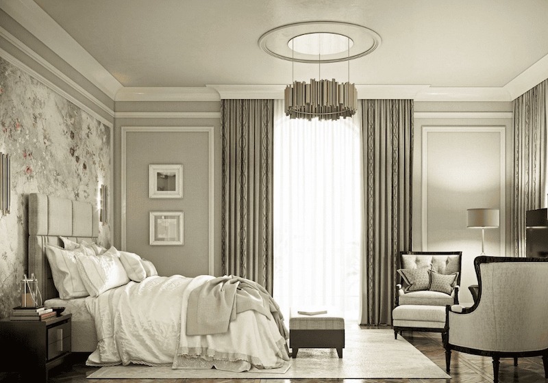 Đèn chùm kim loại treo trần tạo điểm nhấn trung tâm, rèm vải dày phối sheer cao kịch trần, ghế bành bọc nỉ sáng màu và tab đầu giường gỗ tối cân bằng tổng thể