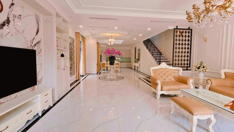 Nội thất Tân cổ điển lịch lãm với gam màu trang nhã, đường nét phào chỉ tinh xảo kết hợp ánh sáng ấm áp, khơi gợi nét sống thượng lưu